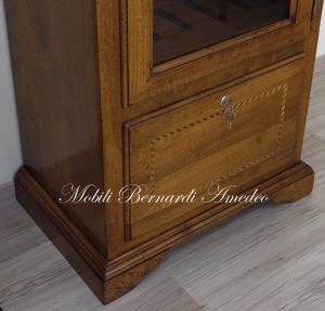 Classic showcase made of solid walnut inspired by the Louis Philippe style with rifle rack
